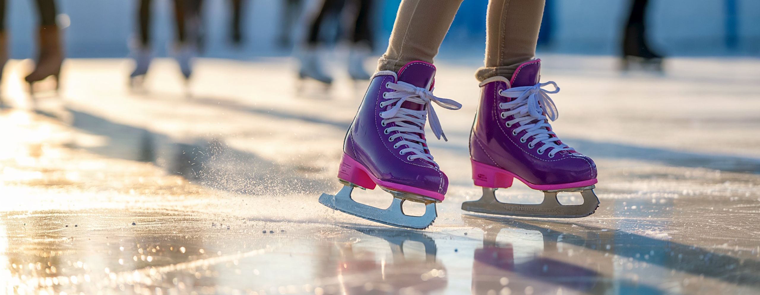 Eislaufen/Schlittschuhlaufen auf der Eisbahn bei ICEDOUT BERLIN im Horst-Dohm-Stadion in Charlottenburg/Wilmersdorf Eislaufen/Schlittschuhlaufen auf der Eisbahn bei ICEDOUT BERLIN im Horst-Dohm-Stadion in Charlottenburg/Wilmersdorf